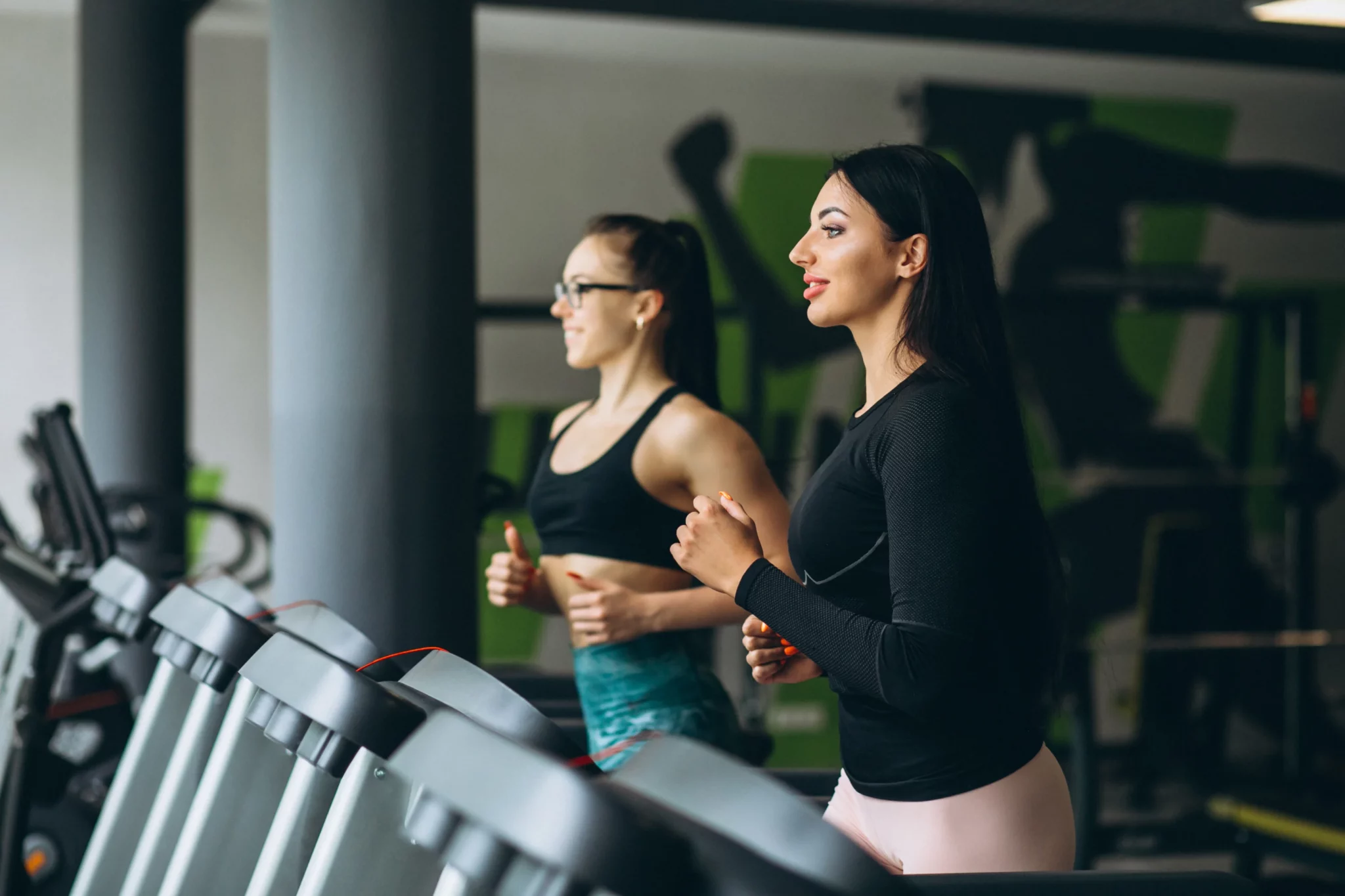 two-women-training-together-gym-2048x1365
